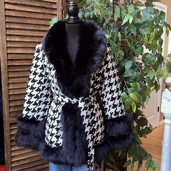 STUNNING Houndstooth Faux Fur collar & cuffs Belted Coat! It’s simply BEAUTIFUL! - Picture 3 of 16